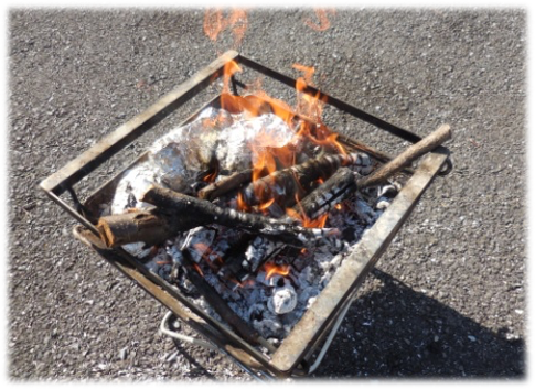 写真：焼きいもを焼いている様子