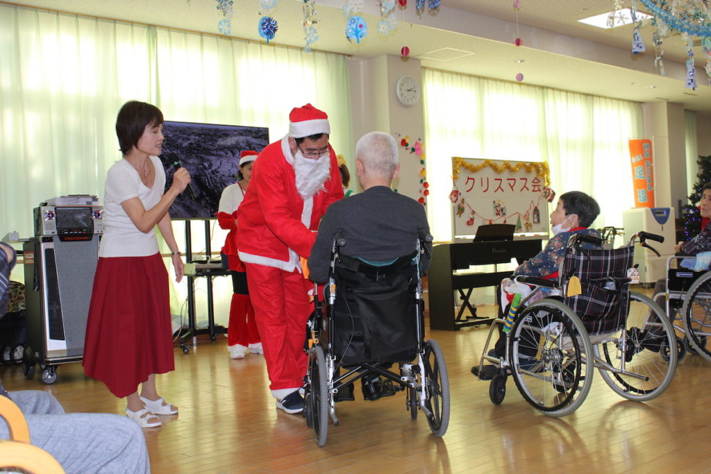 トワーム熊谷クリスマス会の様子 プレゼントを渡している様子